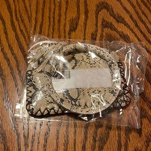 Wristlet. Zipper top. Design snake skin